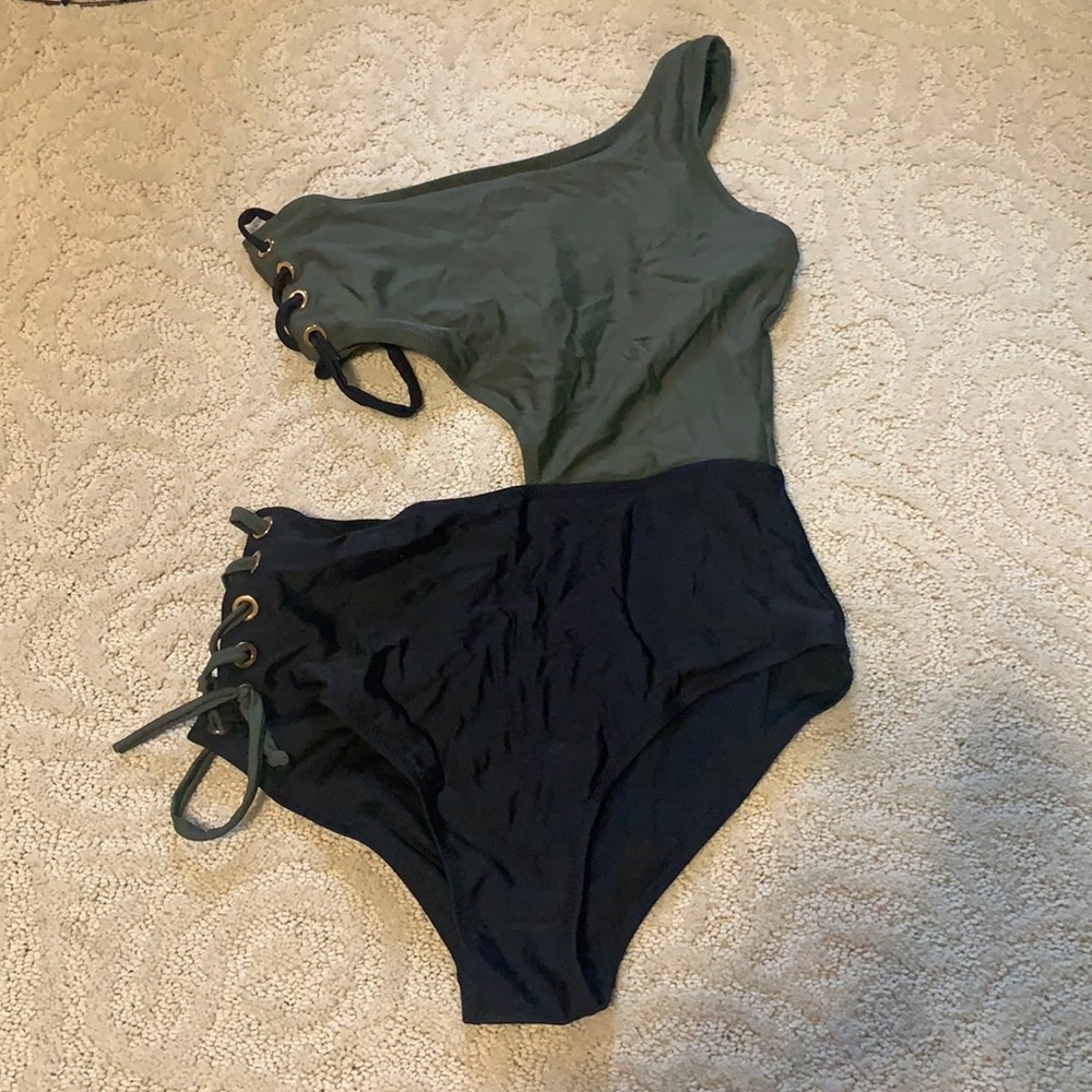 Size L fashion nova swimsuit. Green and black with fun lace up string on sides.
